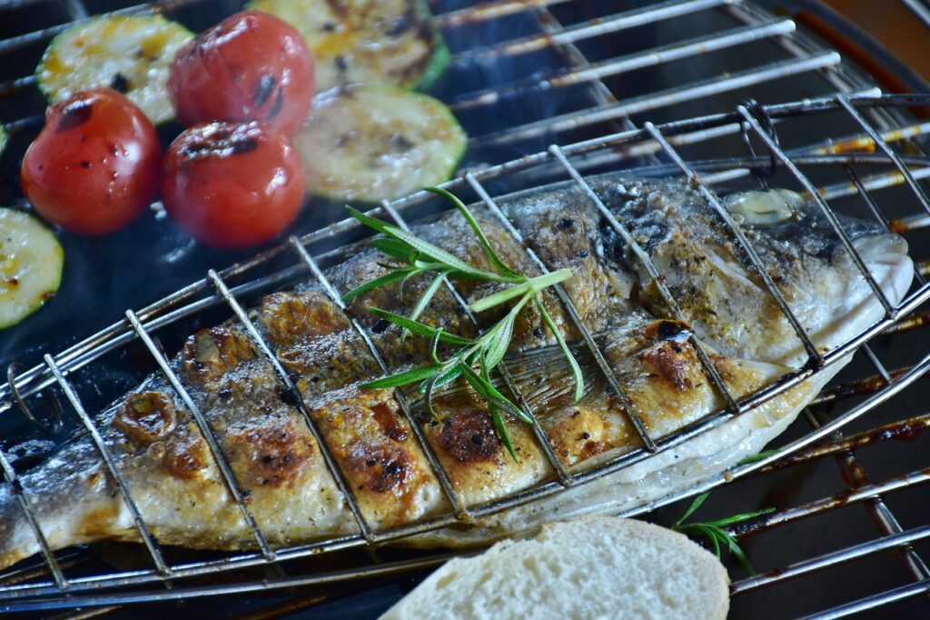 グリルで焼かれた魚と野菜