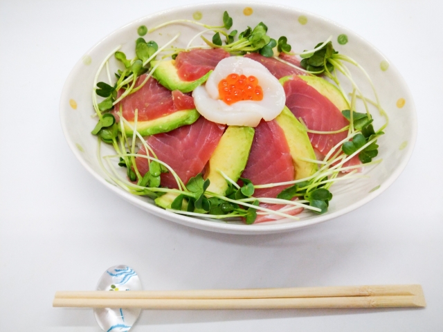 マグロの海鮮丼に添えられたかいわれ大根