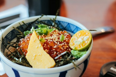 具材たくさんのいくら丼　