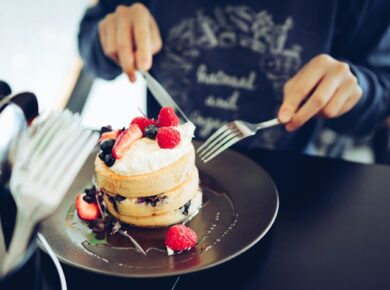 分厚いパンケーキを食べようとしている