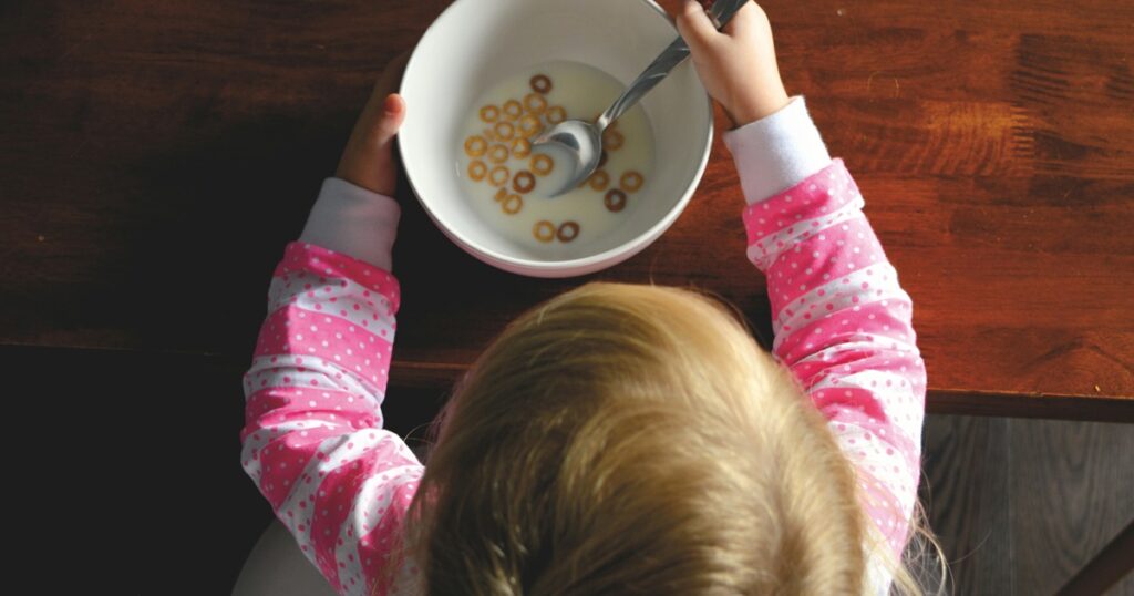 食事をする子供