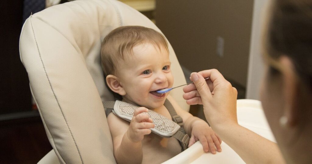 笑顔でご飯を食べている子ども