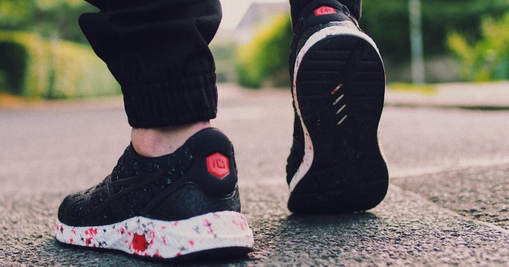 ウォーキングをする人